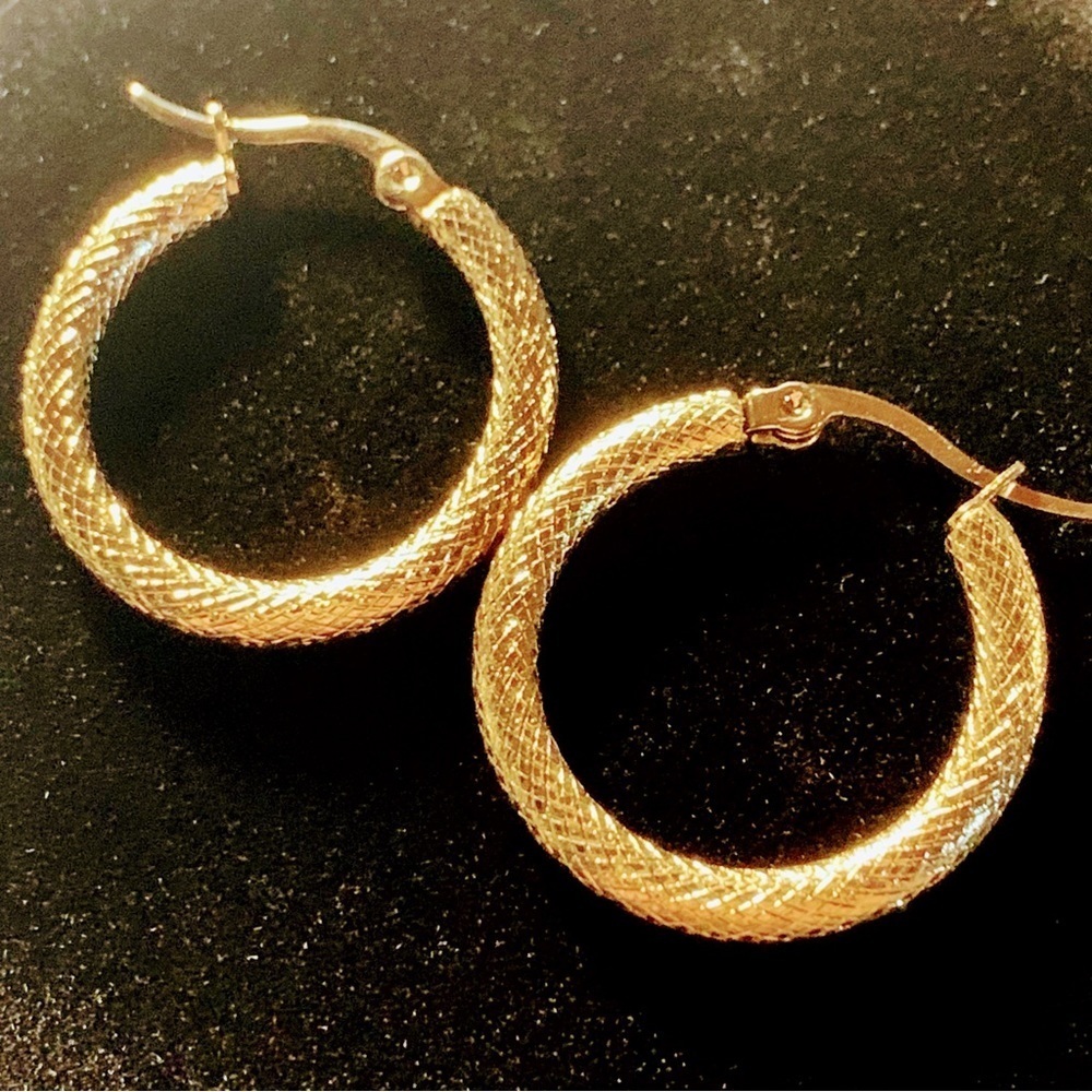 NEW Meghan Markle Inspired Gold Snakeskin Embossed Gold-Plated Steel 1” Hoops